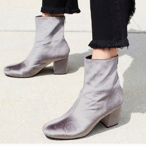 Free People Cecile Ankle Boot in Grey Velvet | EUC